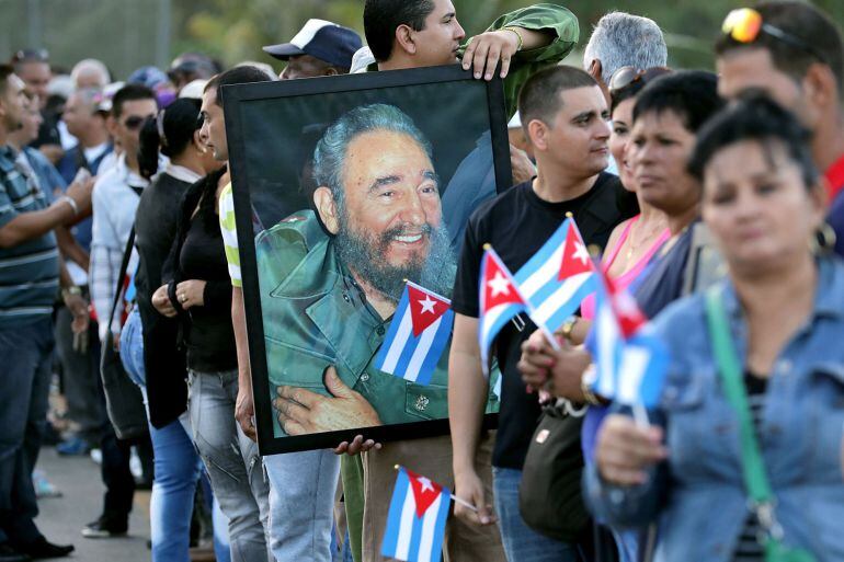 Cientos de cubanos esperan la caravana con los restos mortales de Fidel Castro  