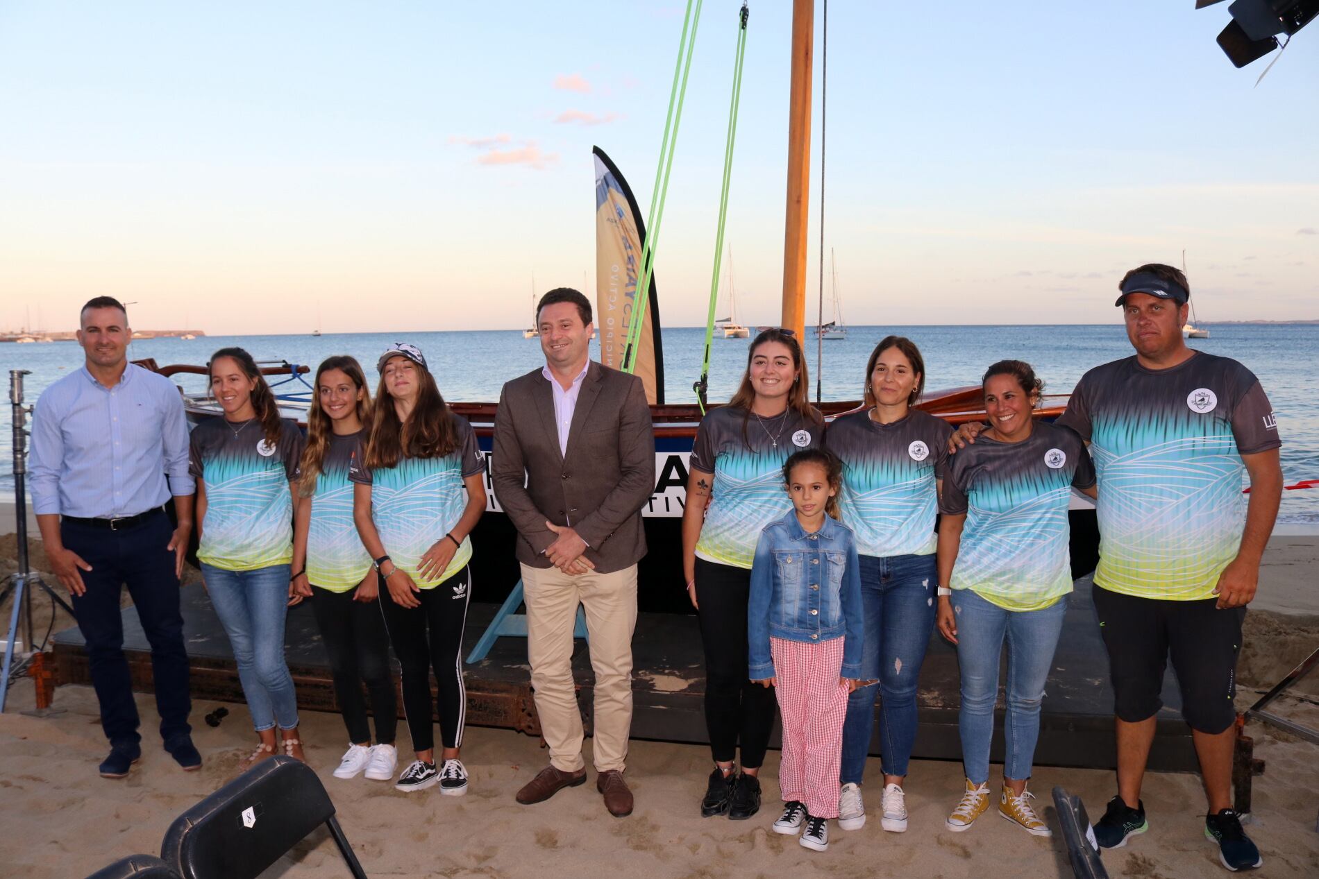 Las integrantes del equipo con su entrenador y las autoridades municipales.