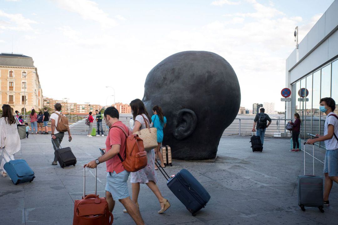 Varios viajeros llegan a la estación de Atocha (Madrid) en la operación retorno de las vacaciones veraniegas