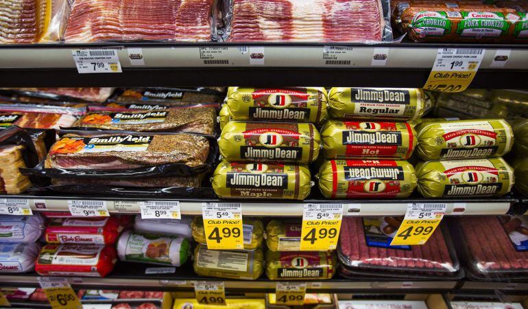 Vista de una alacena repleta de salchichas y bacon precocinado en un supermercado de Washington.