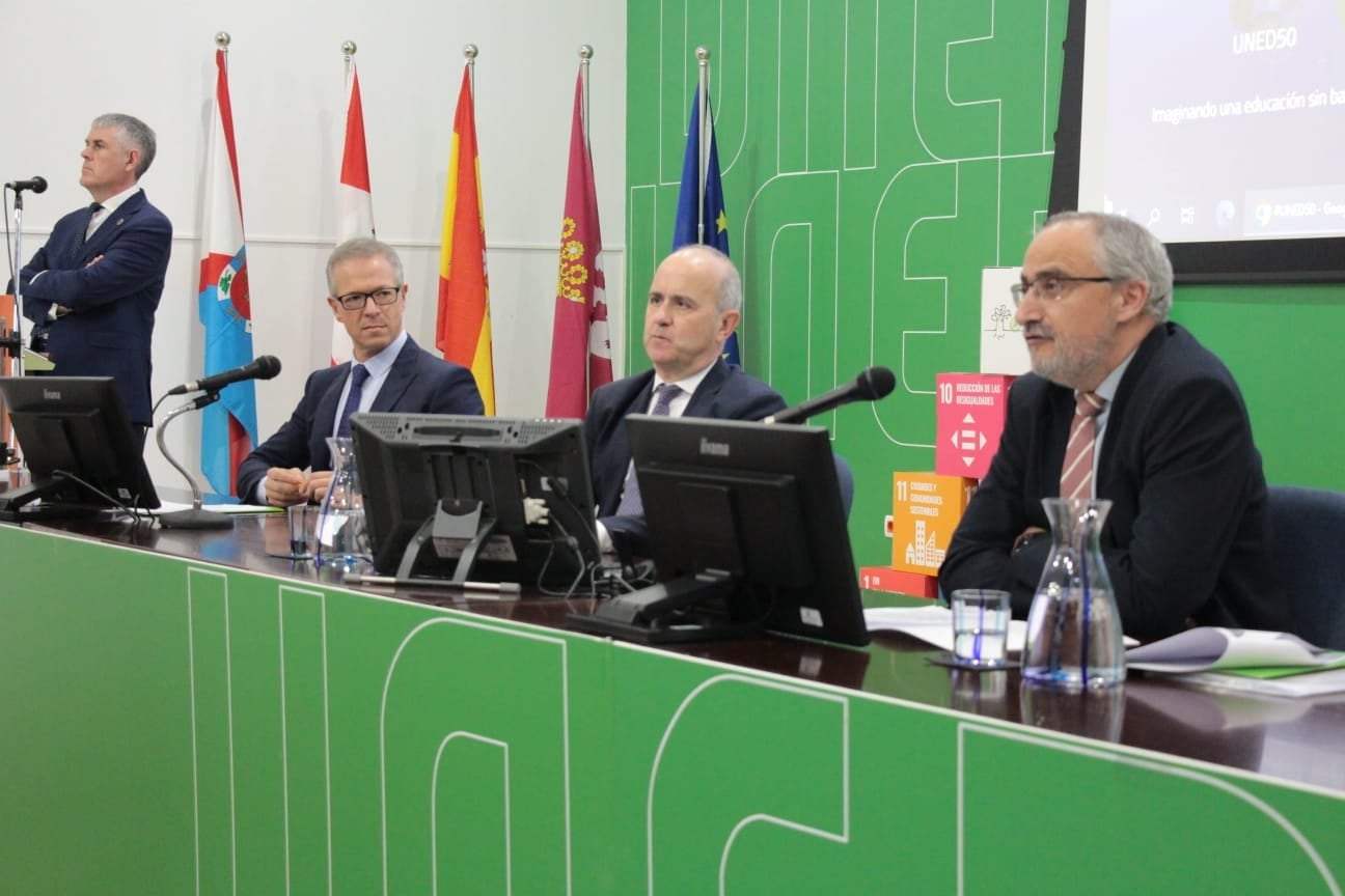 El presidente del Senado, Ander Gil (segundo por la izq.) junto al rector Ricardo Mairal y el alcade de Ponferrada Olegario Ramón