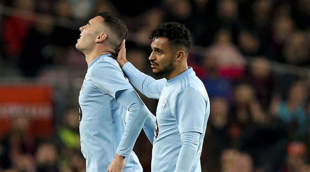 Boufal consuela a Iago Aspas tras lesionarse en el Camp Nou.