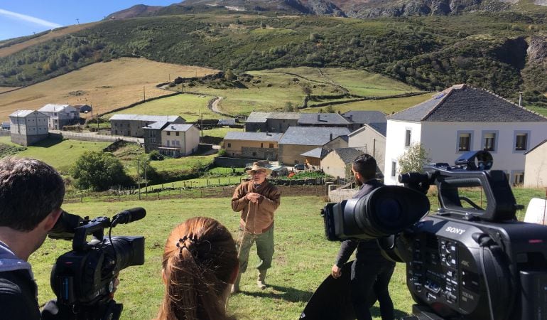 Momento del rodaja del documental &#039;¿Convivencia? ganadería y lobos&#039; que revela la problemática que genera la expansión del lobo ibérico a los ganaderos