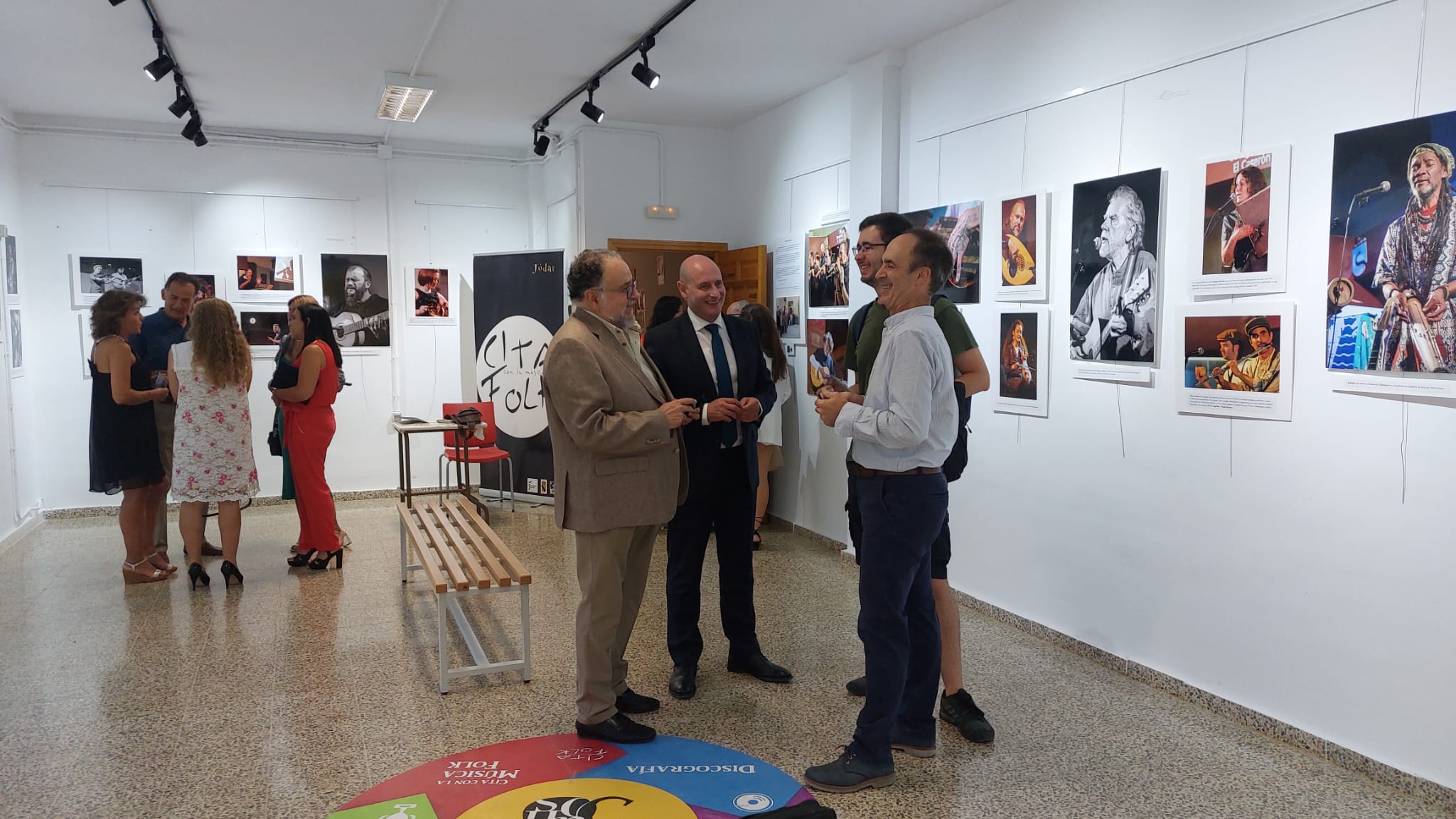 El diputado de Servicios Municipales, José Luis Hidalgo, recorre la exposición acompañado del presidente de Andaraje, Pepe Nieto, y el autor, Javier Aldea