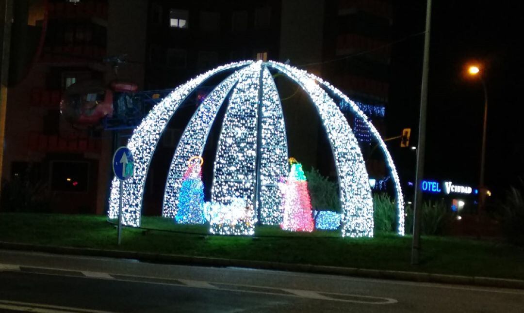 El novedoso Belén iluminado situado en la rotonda Ntra. Sra. de Loreto, de la capital ribereña.