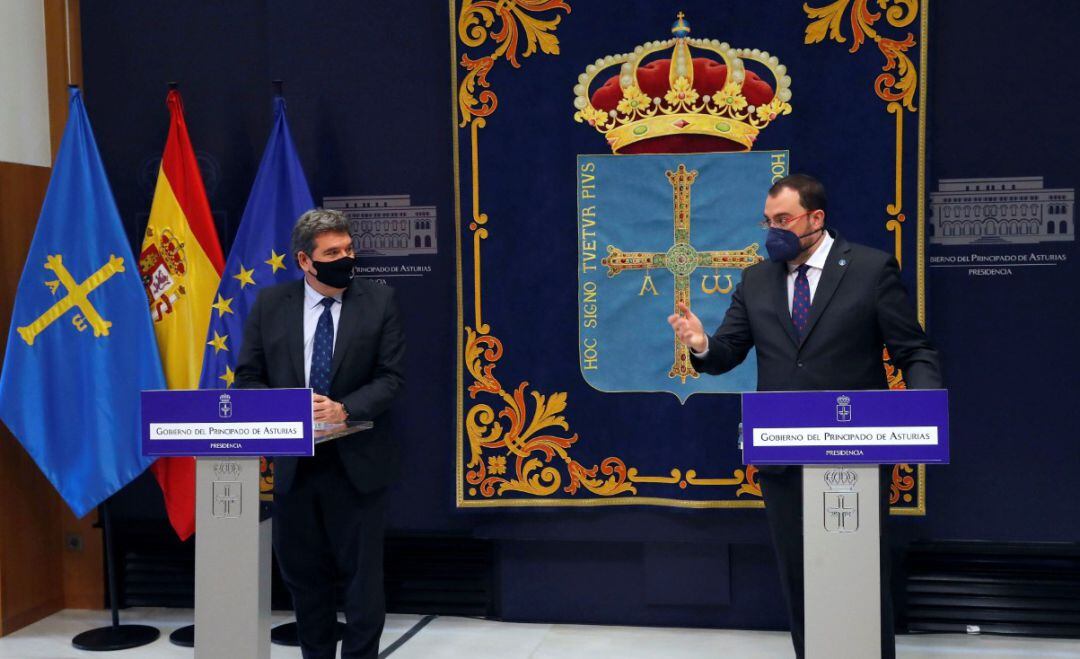 El ministro José Luis Escrivá junto al presidente del Principado Adrián Barbón. 