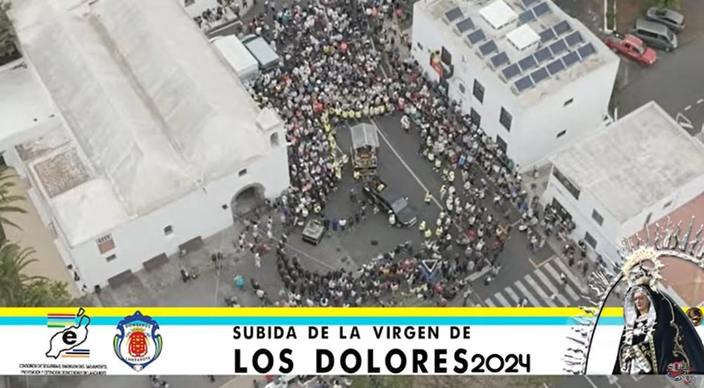 Subida de la Virgen de los Dolores a su santuario en Mancha Blanca.