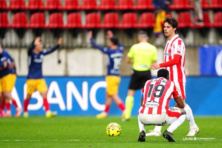 Gesto de desolación de los jugadores del Sporting Gaspar y Otero tras el gol del Andorra.