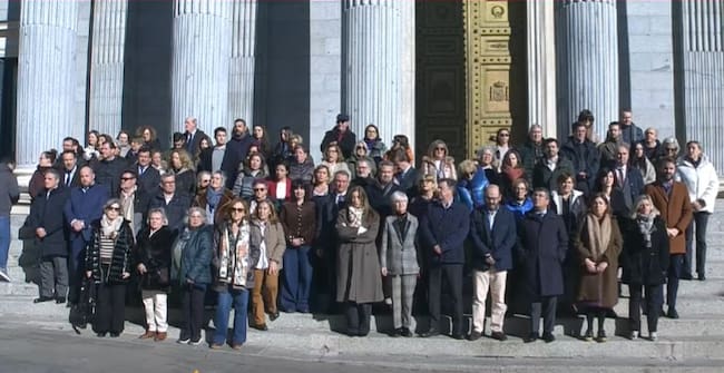 Minuto de silencio a las puertas del Congreso de los Disputados por las víctimas del accidente ferroviario en Adamuz