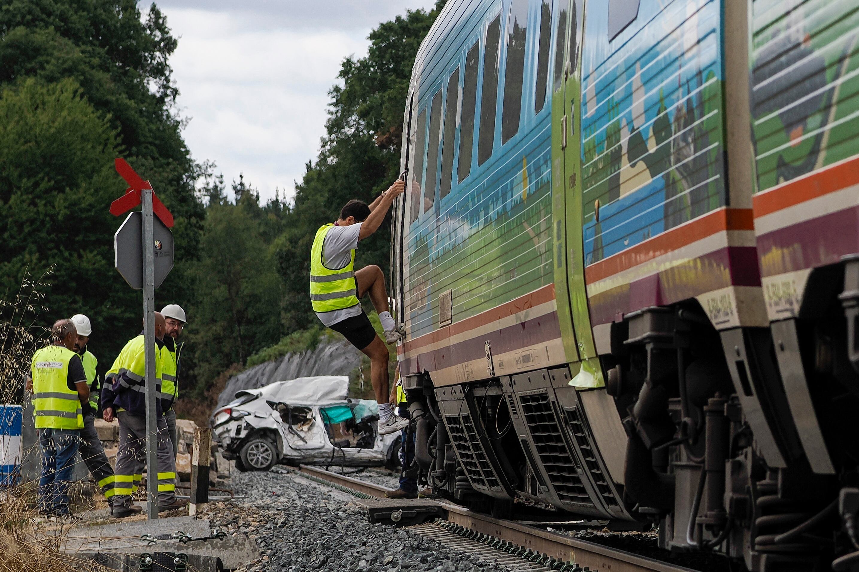 LUGO (ESPAÑA), 12/07/2023.- Fotografía de la zona de un accidente donde ha fallecido un joven tras ser arrollado el vehículo en el que viajaban este miércoles, en Lugo (Galicia). Un joven de 21 años ha fallecido este miércoles y otros dos, de 19 y 22, han resultado heridos de gravedad, después de que el coche en el que viajaban fuese arrollado por un tren en el lugar de Recimil, en la zona rural del municipio de Lugo, cuando el vehículo cruzaba la vía por un paso a nivel señalizado y sin barreras.EFE/ Eliseo Trigo
