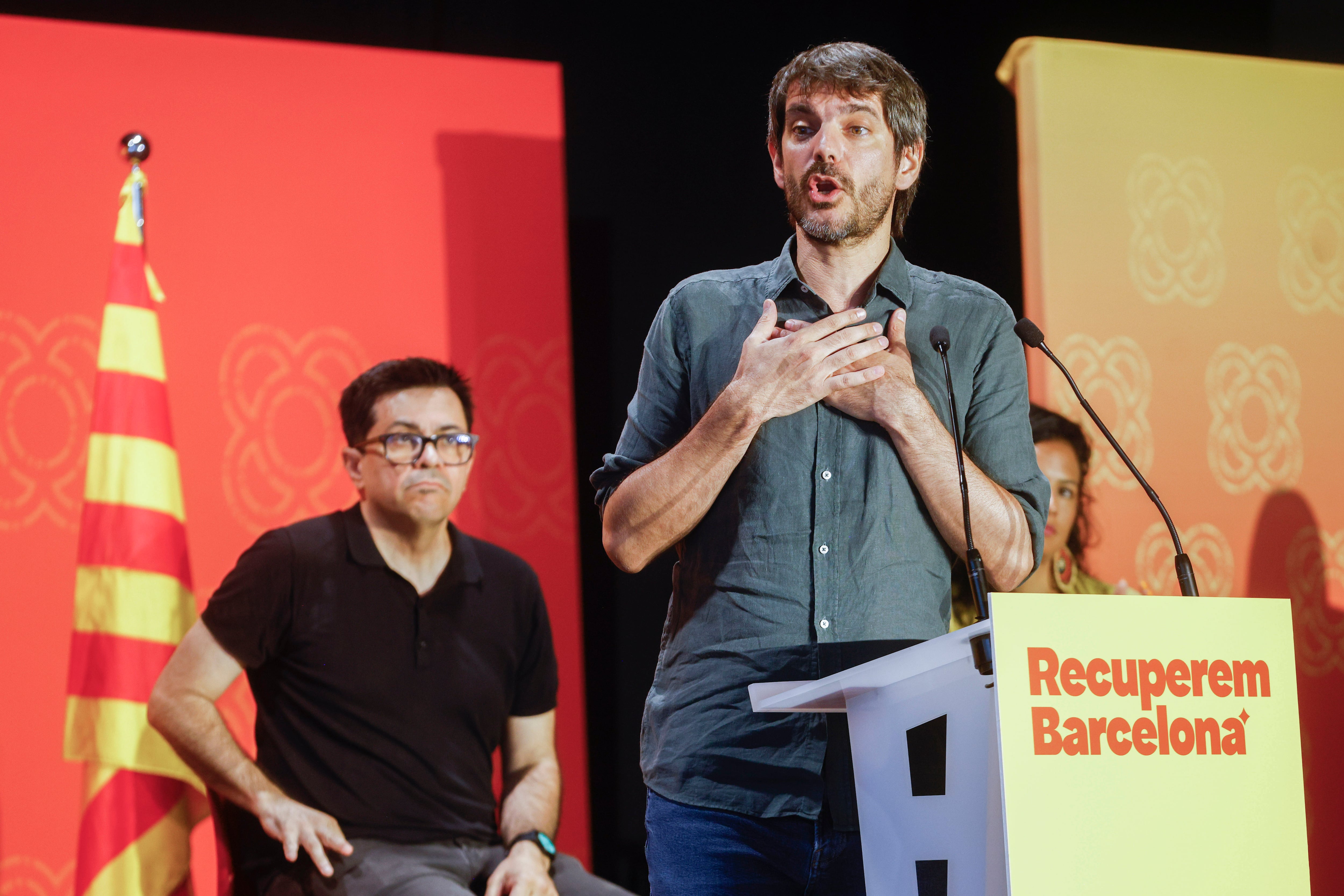 El ministro de Cultura Ernest Urtasun y el diputado en el Congreso Gerardo Pisarello participan en el acto de clausura del congreso de BComú celebrado este domingo en Barcelona.