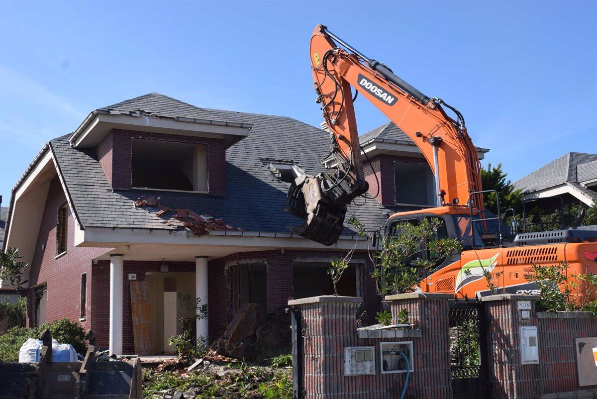 Derribo de las cinco viviendas afectadas por sentencias de derribo en Liencres.