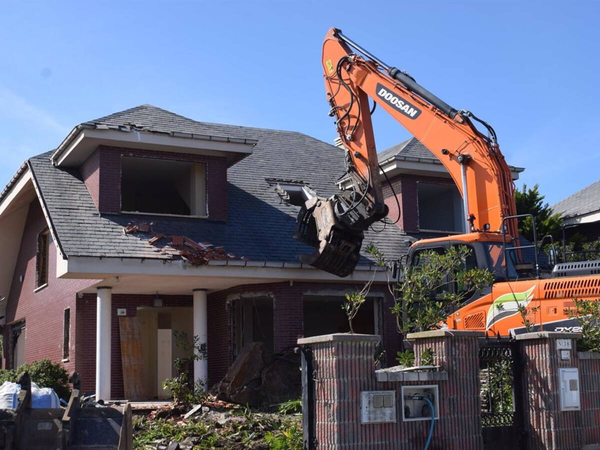 Comienza la demolición de cinco viviendas afectadas por sentencias de derribo en Liencres