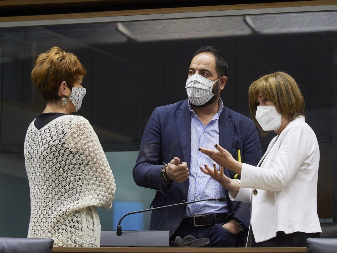 I-D, la portavoz de EH Bildu en el Parlamento de Navarra, Bakartxo Ruiz, el portavoz del PSN, Ramón Alzórriz, y la portavoz de Geroa Bai, Uxue Barkos, en la sesión de Mesa y Junta de Portavoces del Parlamento de Navarra