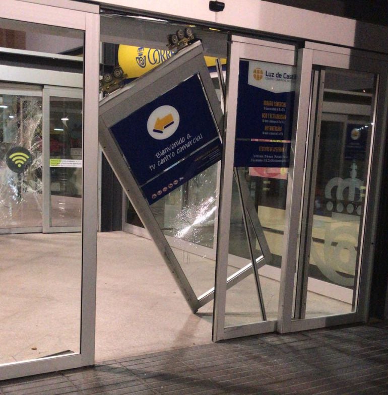 Estado de la puerta principal del Centro Comercial Luz de Castilla tras ser reventada por los ladrones