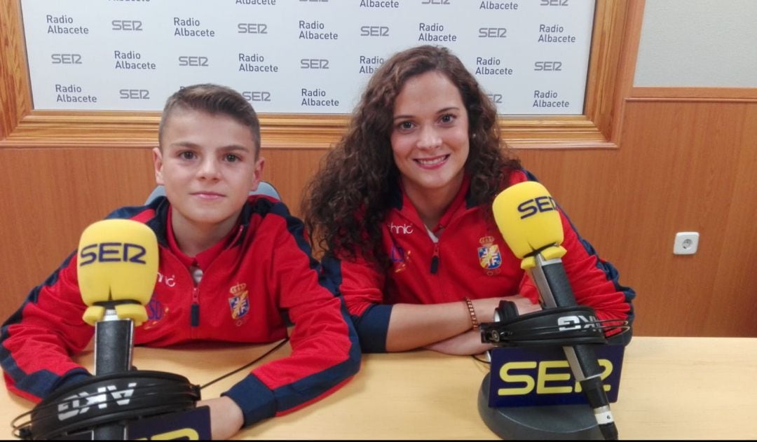 Luis Sánchez junto a su entrenadora María Manjabacas en los estudios de Radio Albacete