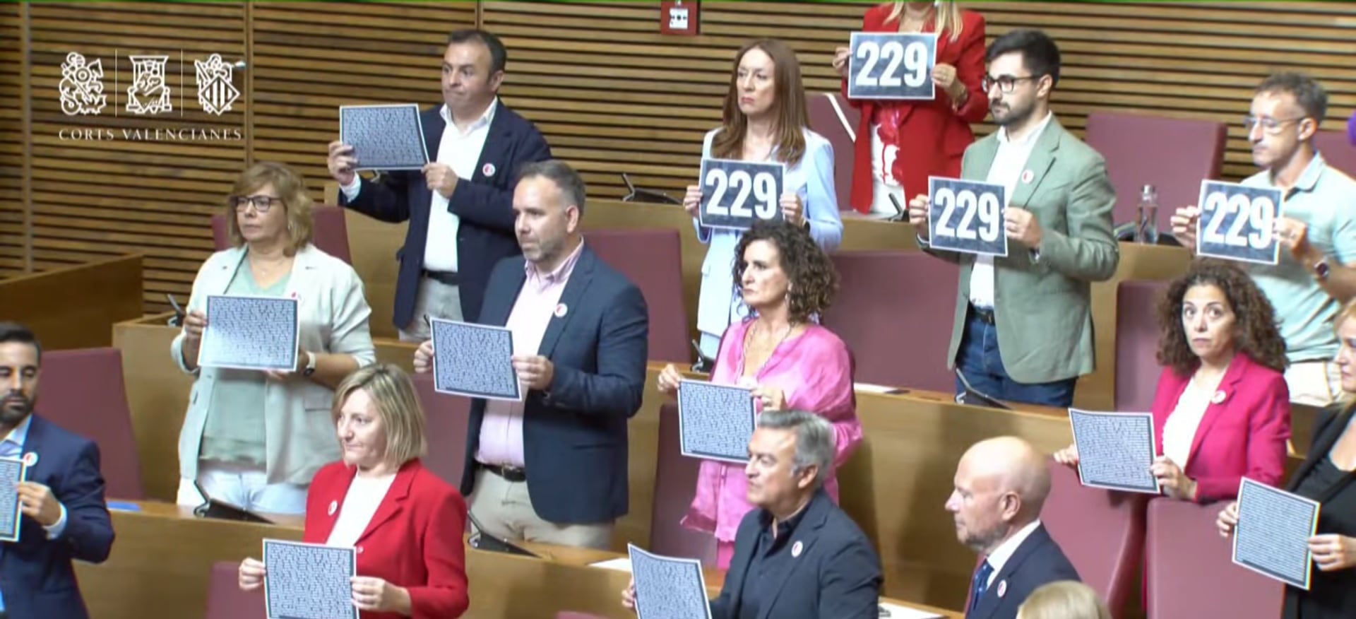 Imagen de la protesta de la bancada socialista instantes antes de que el presidente Mazón haya comenzado su intervención en el debate de política general