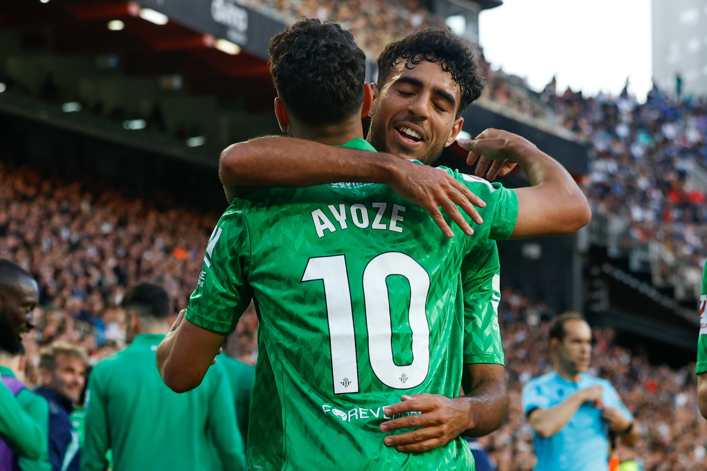 VALENCIA, 20/04/2024.- El delantero del Betis Ayoze Pérez (10) celebra con sus compañeros tras anotar su segundo gol en el partido de la jornada 32 de LaLiga EA Sports entre el Valencia CF y el Real Betis, disputado hoy sábado en el estadio de Mestalla de Valencia. EFE/ Biel Alino
