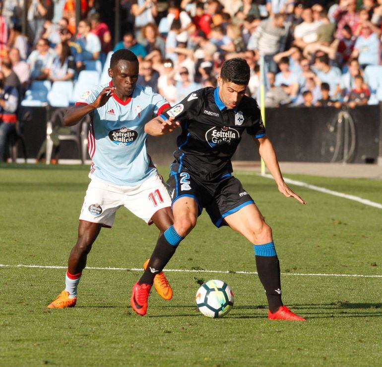 Pione Sisto disputa un balón ante Moreno en el derbi de Balaídos