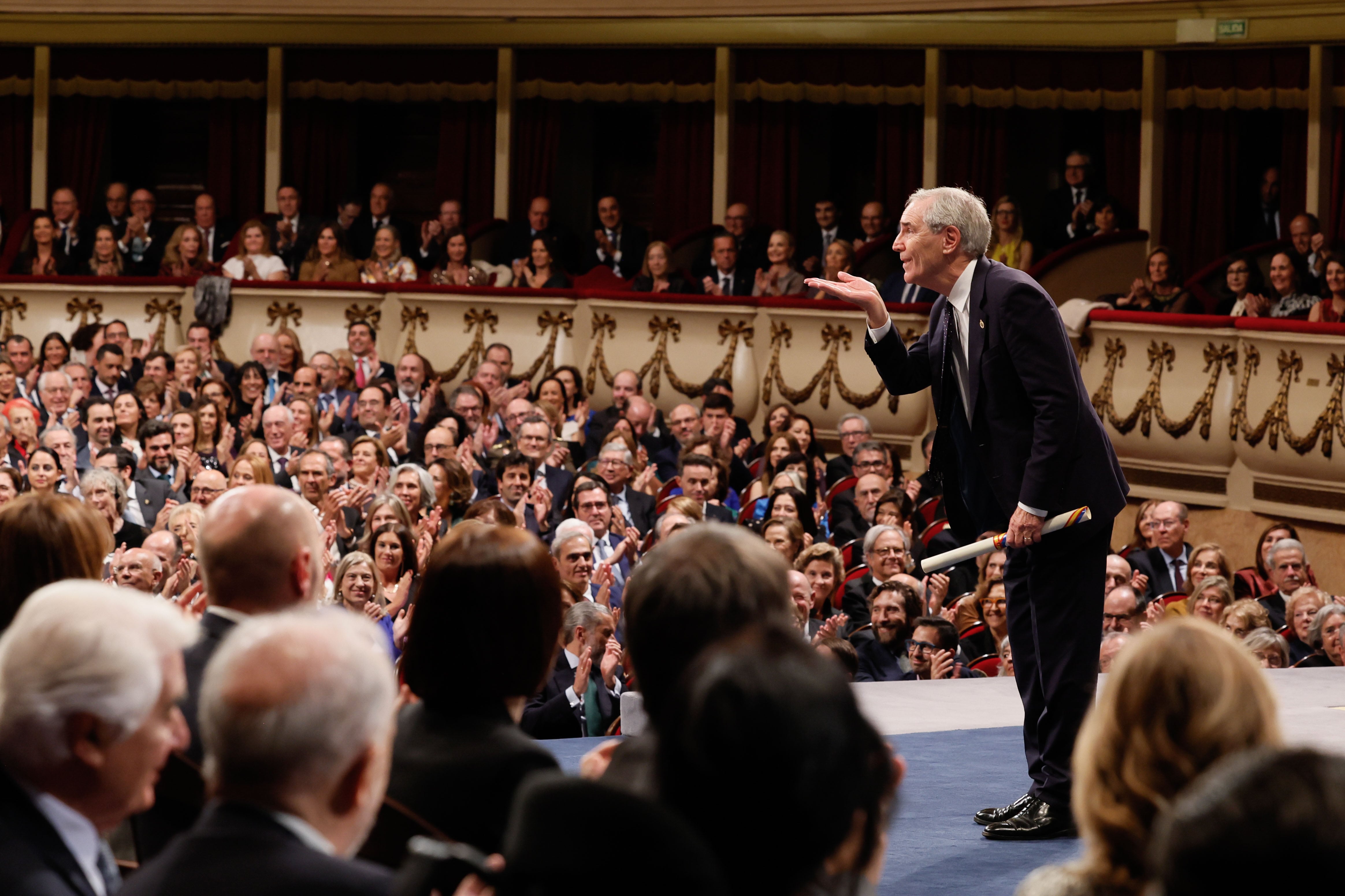 OVIEDO, 25/10/2024.- El escritor canadiense Michael Ignatieff saluda al público tras recibir el premio Princesa de Asturias de Ciencias Sociales durante la ceremonia de entrega de los Premios Princesa de Asturias, este viernes en el Teatro Campoamor, en Oviedo. EFE/Ballesteros
