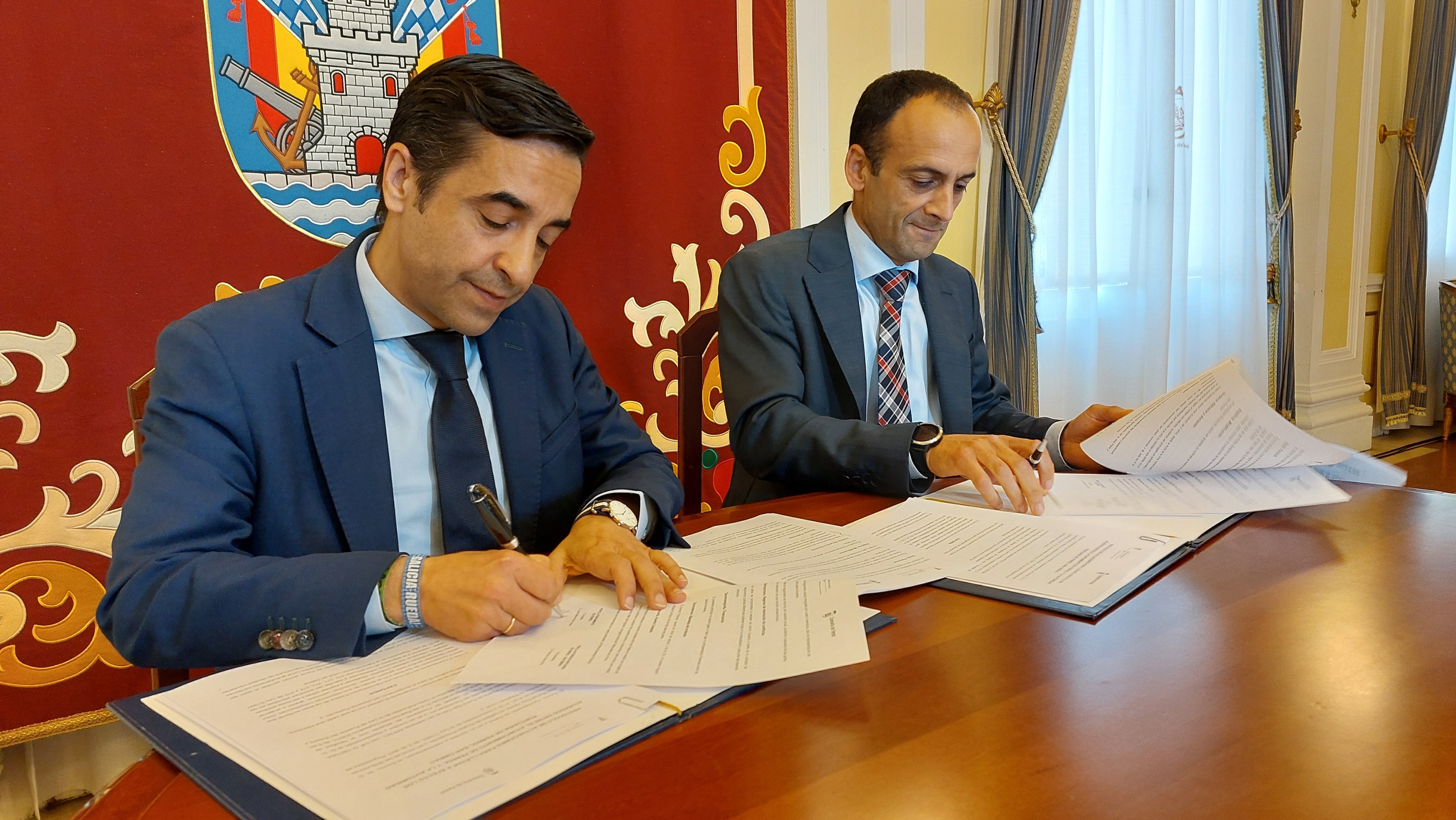 José Manuel Rey Varela y Francisco Barea, en la firma del acuerdo (foto: Concello de Ferrol)