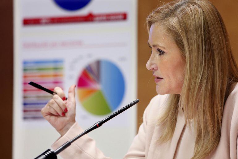 Fotografía facilitada por la Comunidad de Madrid, de la presidenta regional, Cristina Cifuentes, que ha presidido hoy la reunión del Consejo de Gobierno extraordinario para la aprobación del proyecto de los presupuestos de 2016