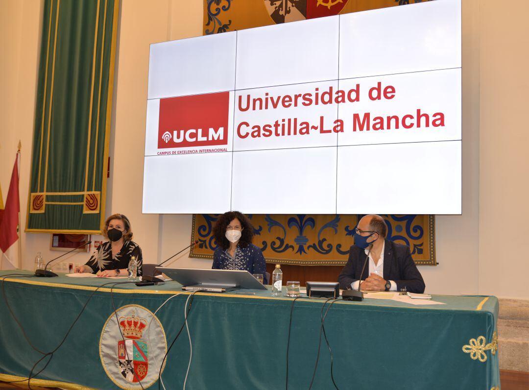 Mari Ángeles Carrasco, vicerrectora de Estudiantes durante la presentación de las pruebas de la EvAU