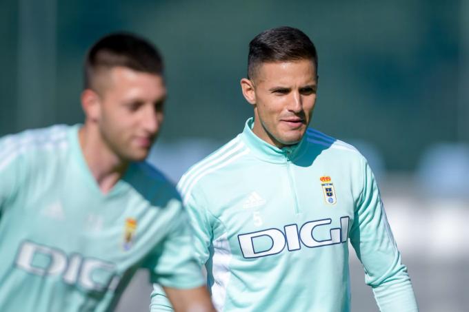 Luismi, durante un entrenamiento en El Requexón (Real Oviedo)