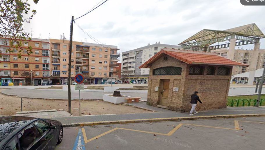 Antigua caseta de la estación de Oliva.