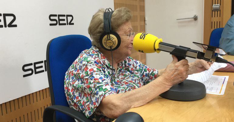 Pepita Esparza, fundadora de la Asociación Neri, en los estudios de Radio Murcia.