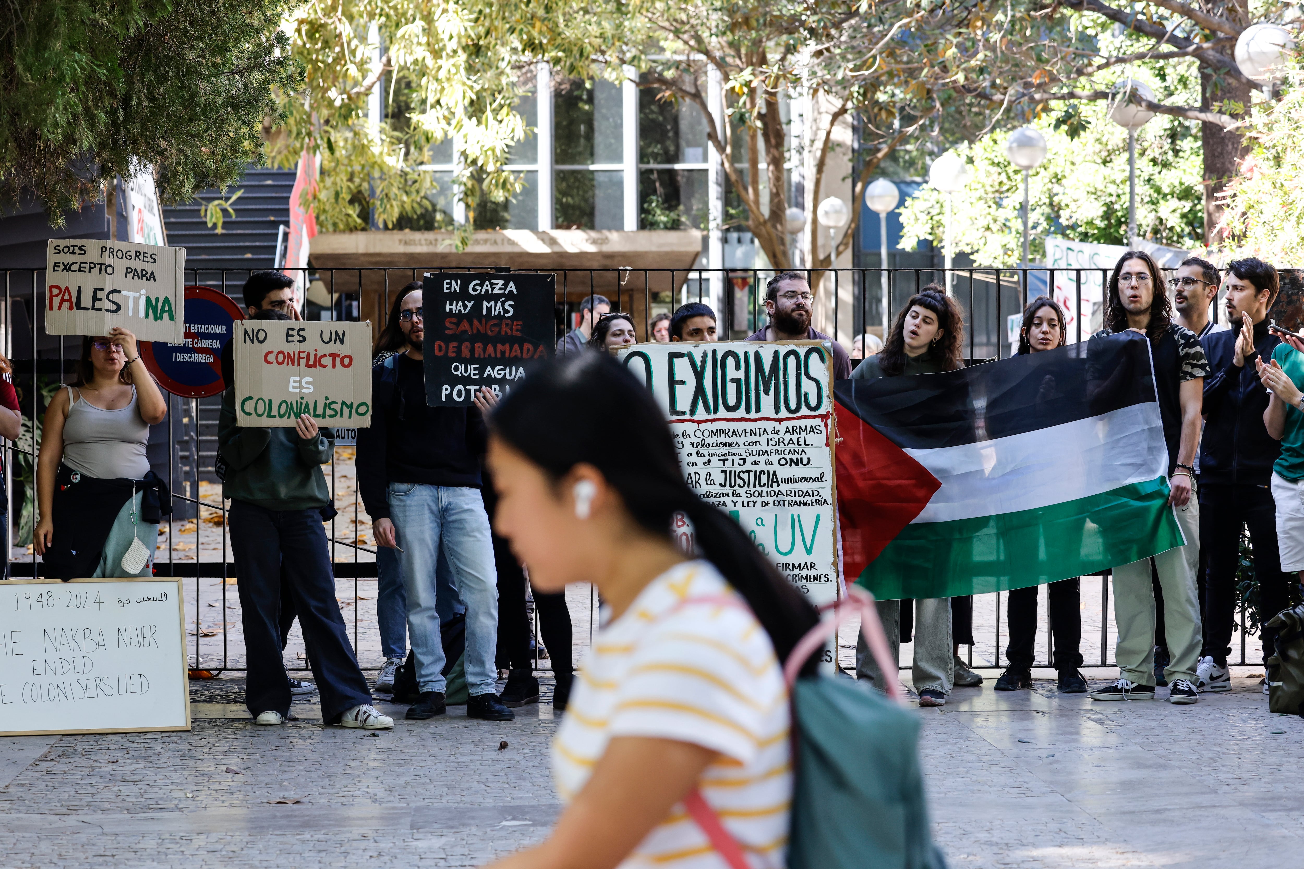 Participantes en la acampada propalestina de la Universitat de València (UV) en una imagen del pasado jueves.