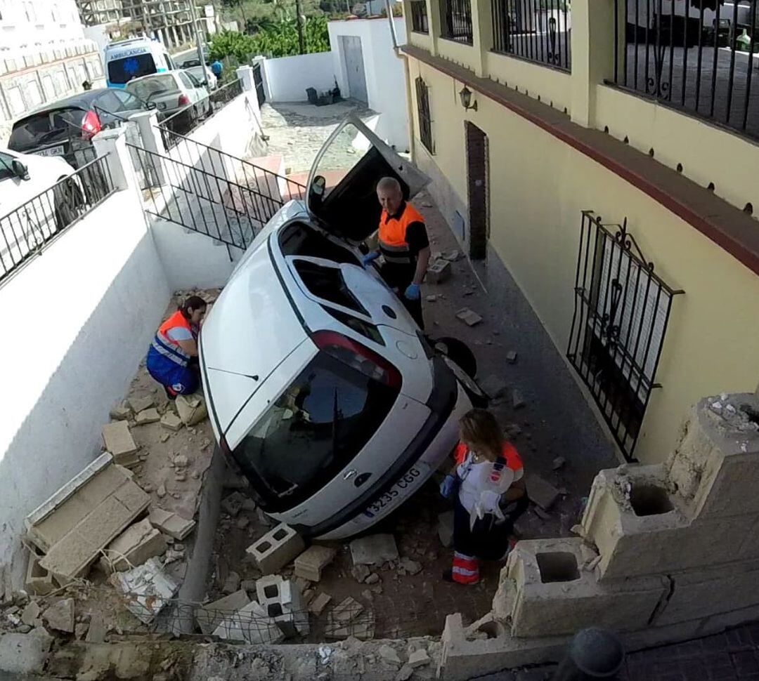 Rescate de una mujer que sufrió un accidente de tráfico en Torrecuevas, anejo de Almuñécar (Granada)