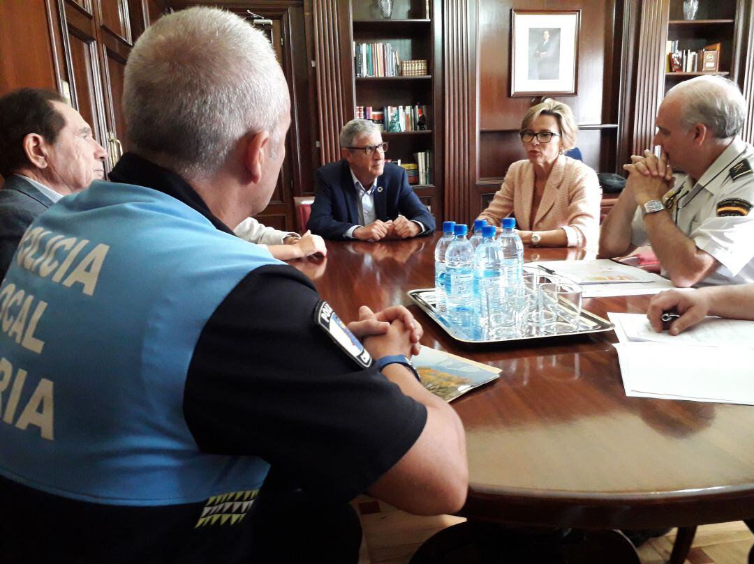 Reunión celebrada hoy en la Delegación del Gobierno en Canarias entre representantes de la Administración estatal y municipal y de la Policía Nacional para coordinar la seguridad en Maspalomas.