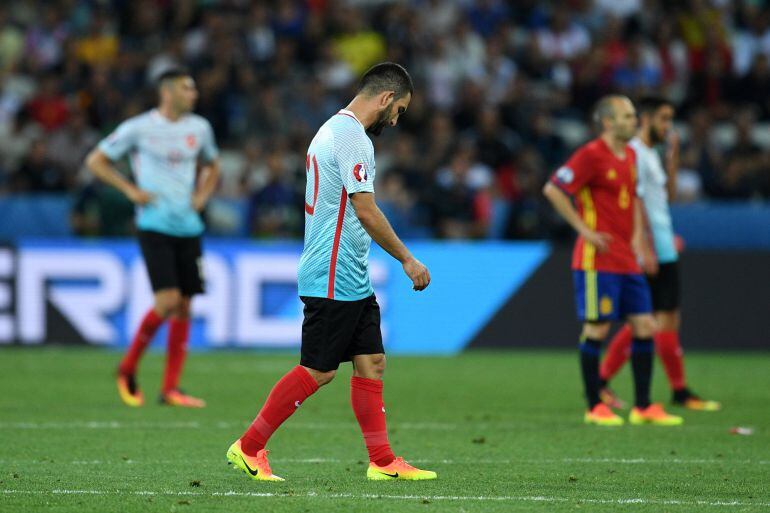 El jugador turco, Arda Turan, camina cabizbajo durante la derrota de Turquía ante España.