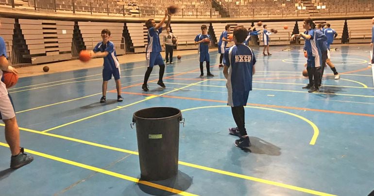 Jugadores del Baloncesto Xerez CD entrenando en pistas sin canastas