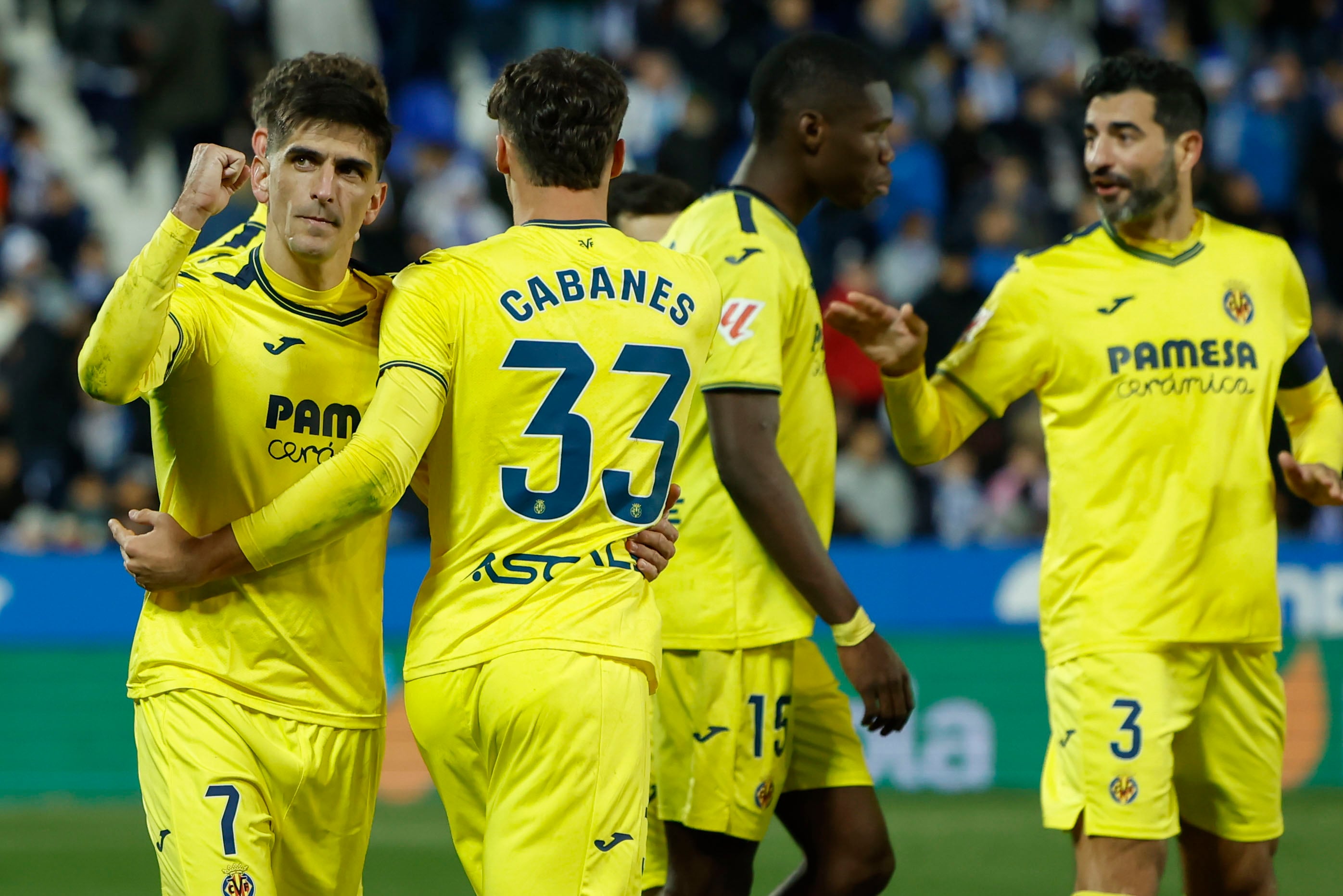 LEGANÉS (MADRID), 22/12/2024.- El delantero del Villarreal Gerard Moreno (i) celebra el cuarto gol de su equipo durante el encuentro de la jornada 18 de LaLiga que CD Leganés y Villarreal CF disputan este domingo en el estadio de Butarque, en Leganés. EFE/Kiko Huesca
