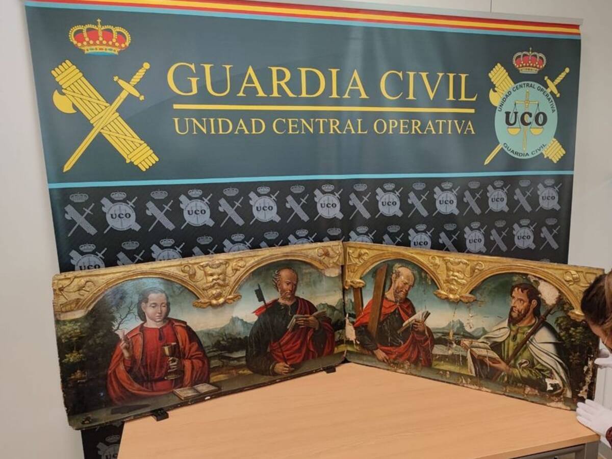 La Guardia Civil entrega a Barcial del Barco dos tablas renacentistas sustraídas en 1979