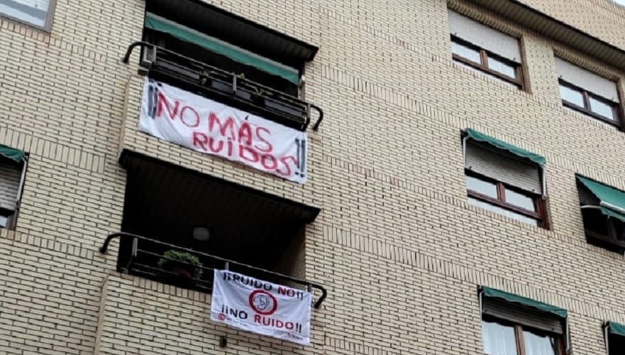 Pancartas contra el ruido en el barrio de La Bozada (Zaragoza)