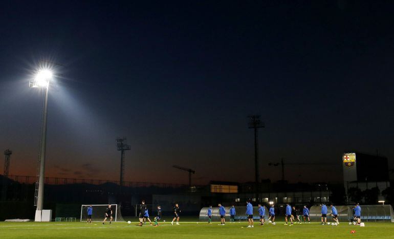 Jose Cobos observa a sus jugadores durante el entrenamiento realizado en la ciudad deportiva del FC Barcelona