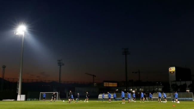 Jose Cobos observa a sus jugadores durante el entrenamiento realizado en la ciudad deportiva del FC Barcelona