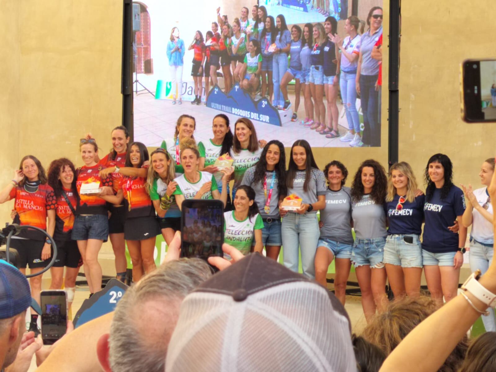 Las deportistas, en el pódium