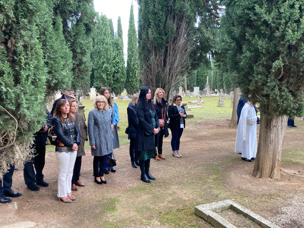 Concejales del Ayuntamiento de Huesca en el cementerio