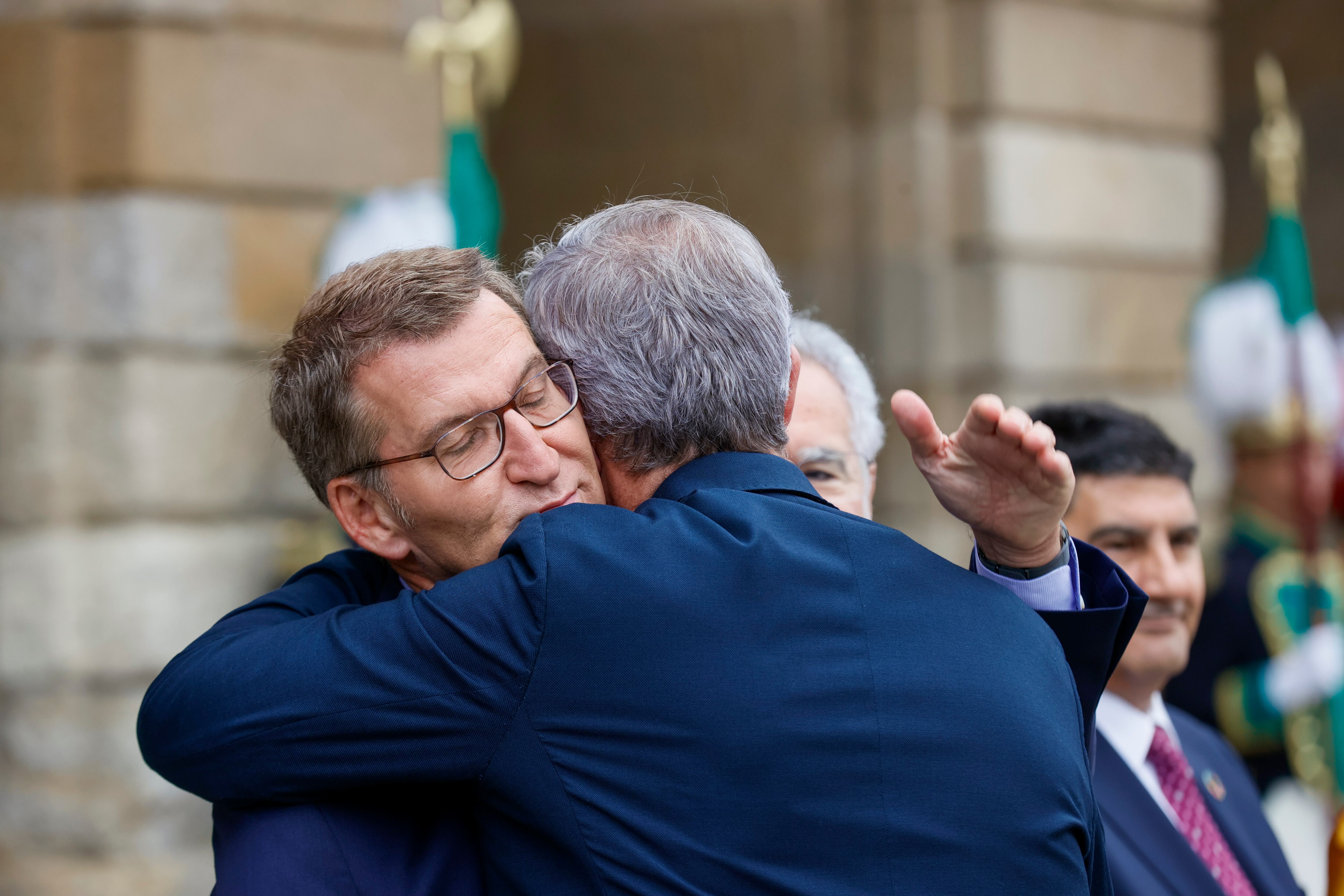 El presidente de la Xunta, Alfonso Rueda (d) abraza al líder del PP, Alberto Núñez Feijóo, este martes en Santiago.