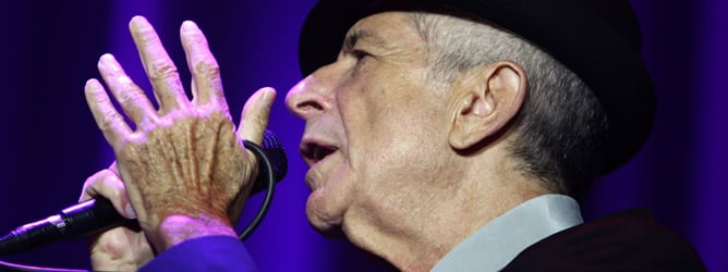 El poeta y cantautor canadiense Leonard Cohen durante el concierto que ofreció en el Pabellón Príncipe Felipe de Zaragoza en 2008