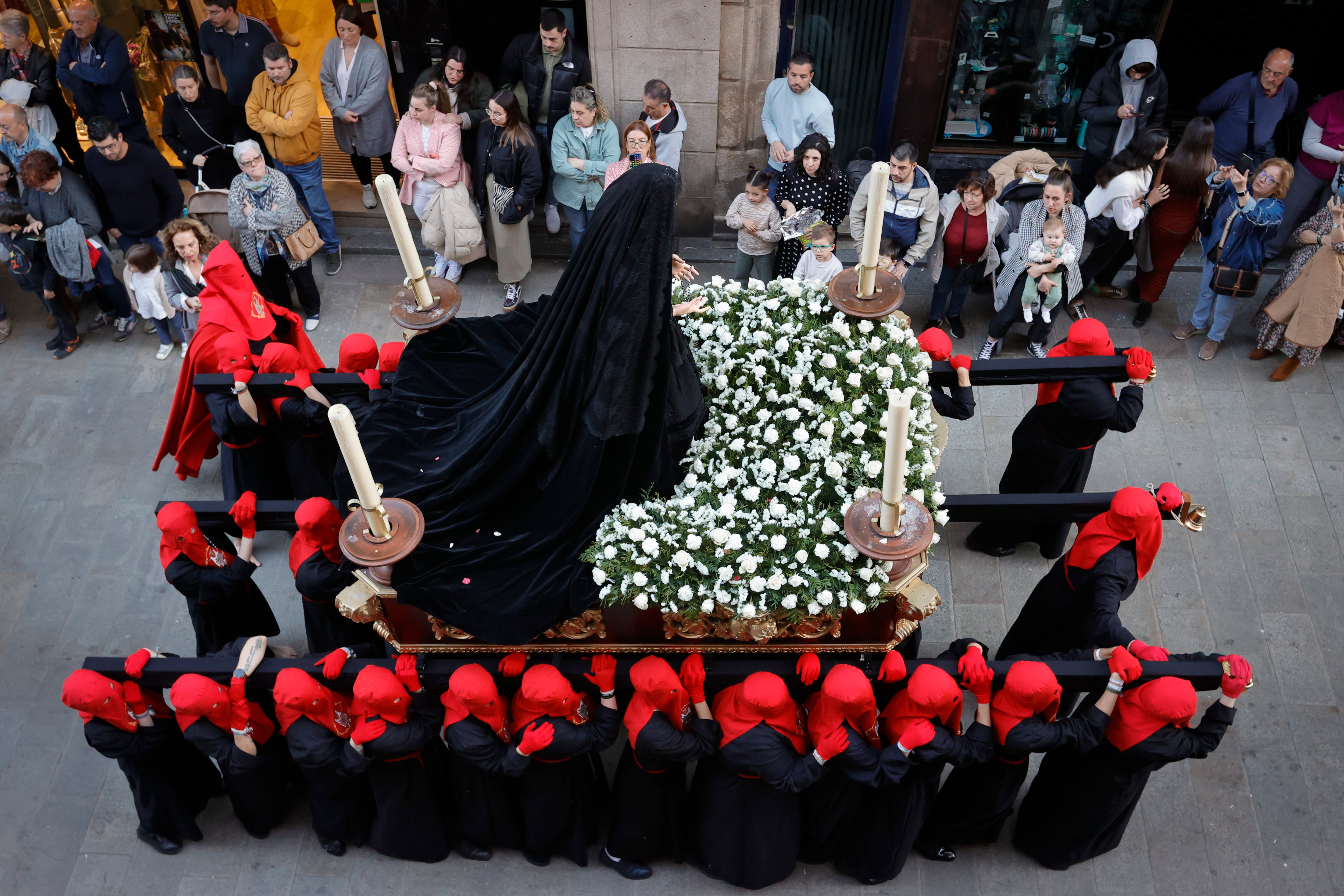 Uno de los pasos que conforman la procesión del Cristo de la Buena Muerte, de la cofradía de la Orden Tercera de Ferrol, que procesiona este Jueves Santo. EFE/ Kiko Delgado.