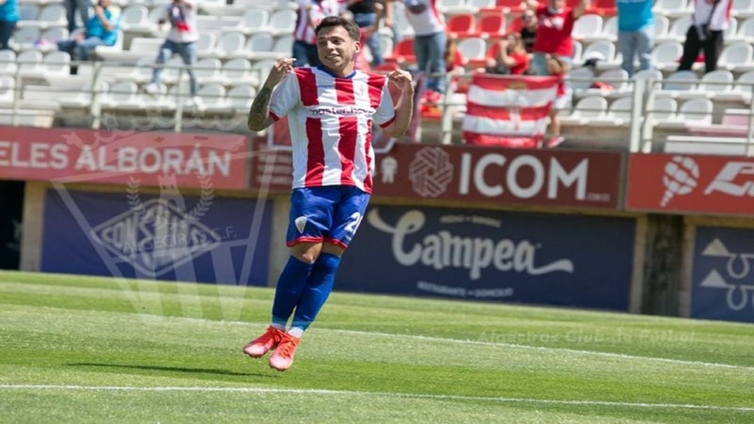 Álvaro Romero celebra un gol.