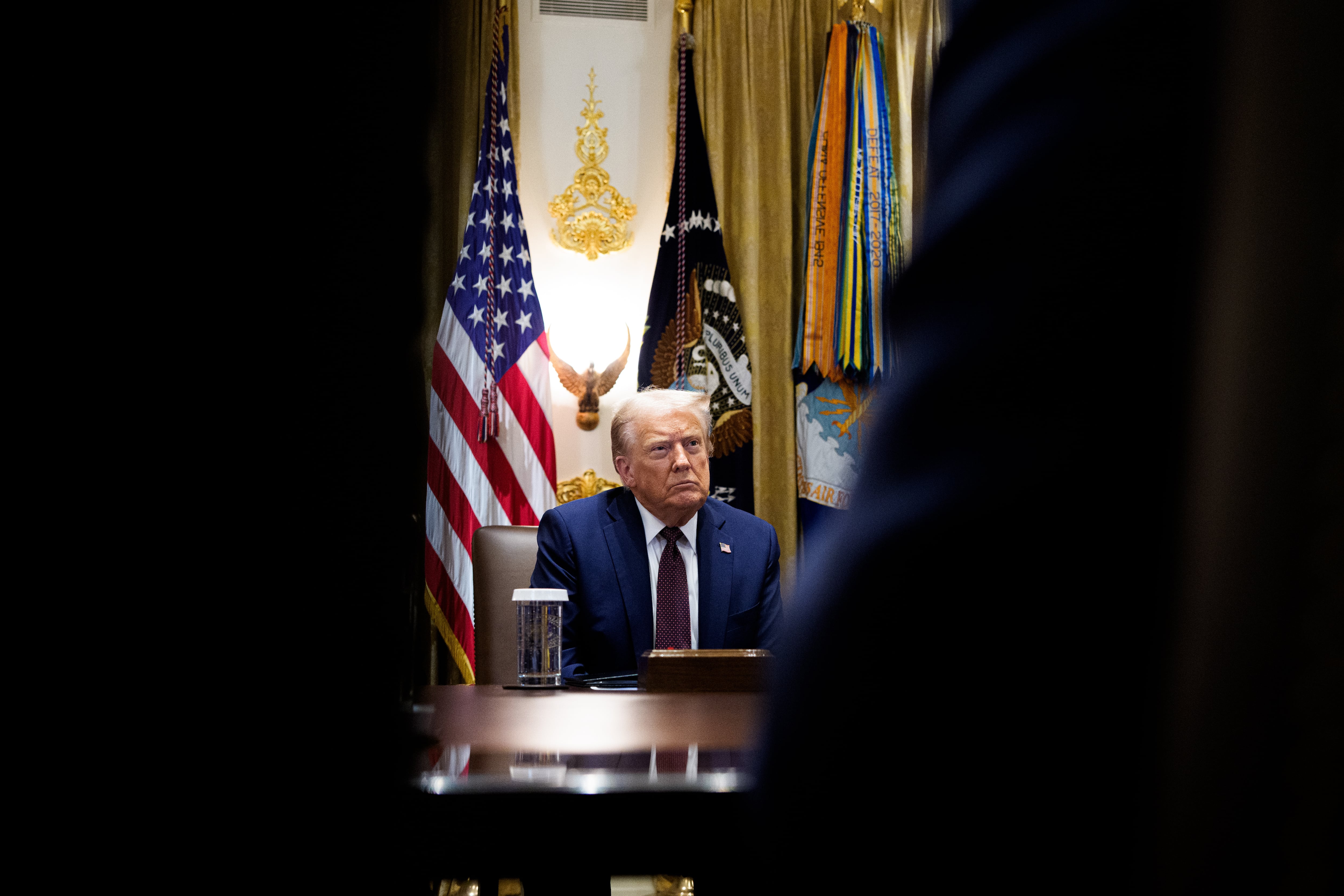 Donald Trump sentado en el Despacho Oval