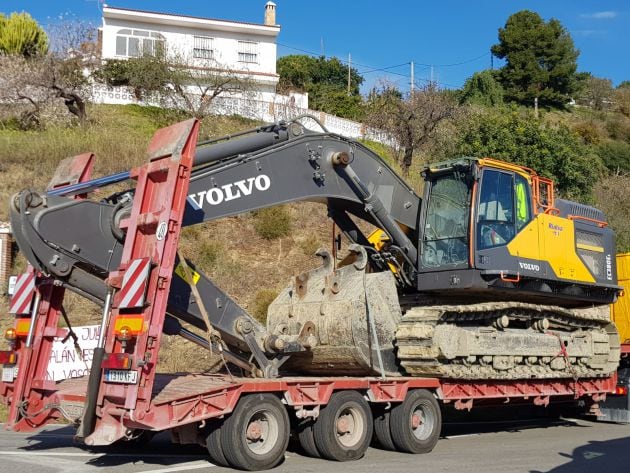 Parte de la maquinaria pesada que sigue llegando hasta la finca en Totalán (Málaga)