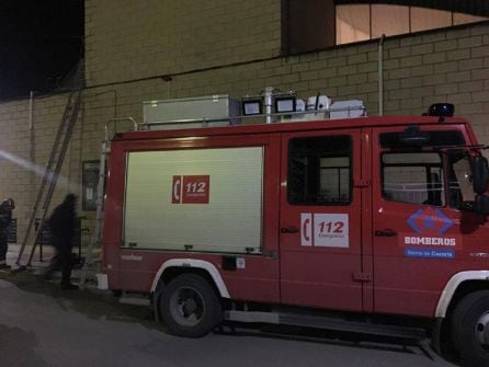 Los bombero del consorcio &quot;Sierra de Cazorla&quot; tuvieron que fijar las placas del polideportivo municipal de Peal que estaban siendo arrancadas por el fuerte viento