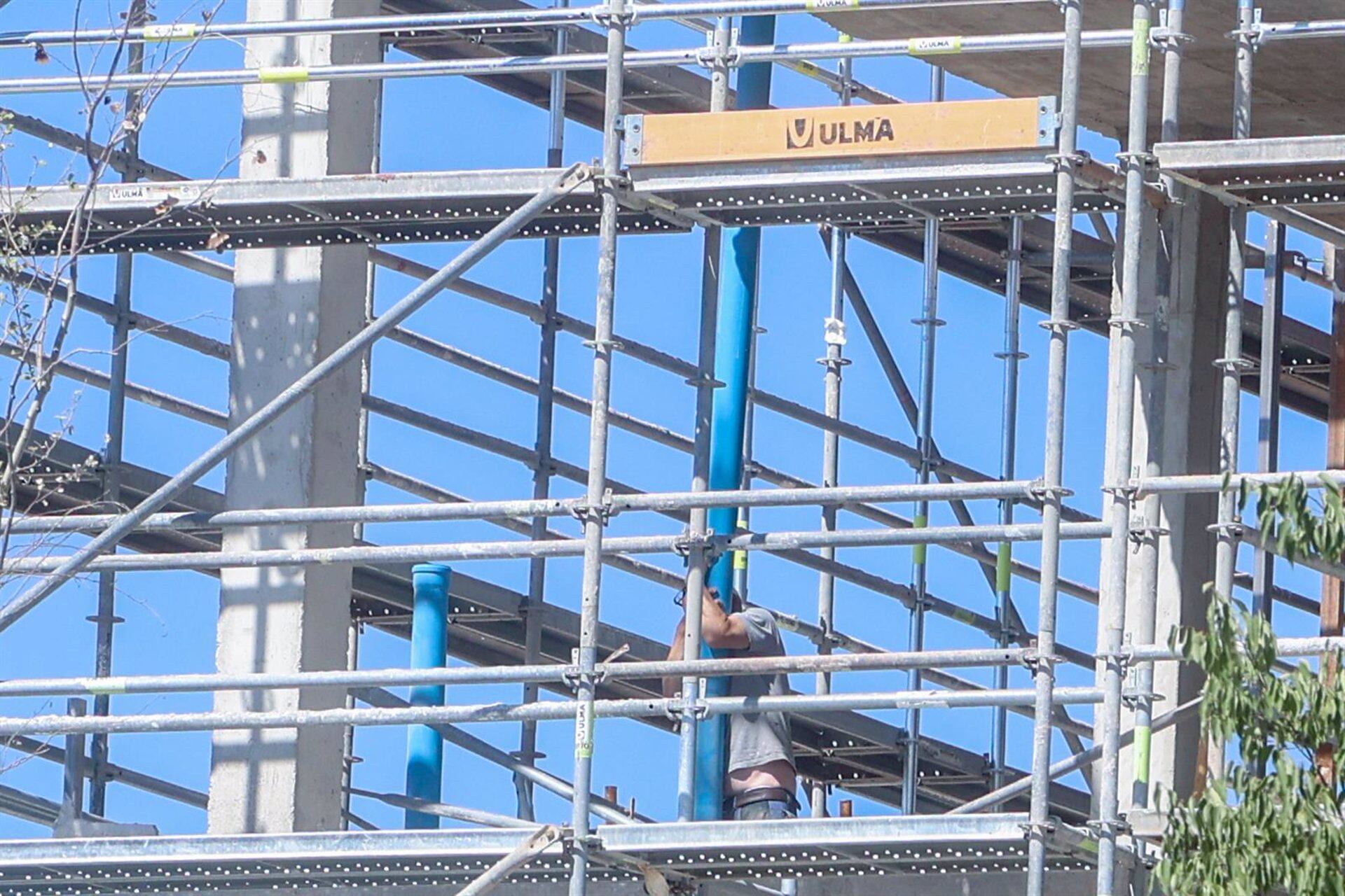 Imagen de archivo de un trabajador de la construcción en una obra